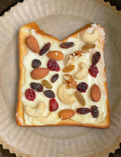 Bánh mì nướng phô mai giòn tan với hạt điều, hạnh nhân và nho khô