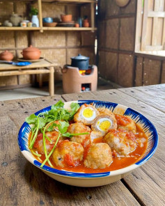 Bánh mì xíu mại sốt cà chua trứng cút - Công thức làm tại nhà