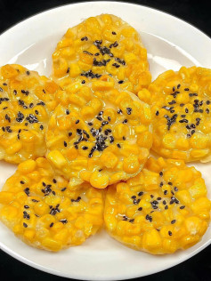 Bánh ngô chiên giòn với mè đen, công thức đơn giản từ hạt ngô tươi