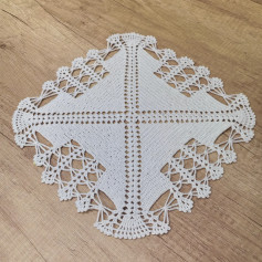 Белая ажурная салфетка с диагональным узором: схема вязания крючком, нитки Пехорка