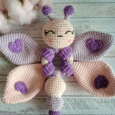 Бесплатная схема вязания амигуруми бабочки с погремушкой, узоры в виде сердечек на крыльях