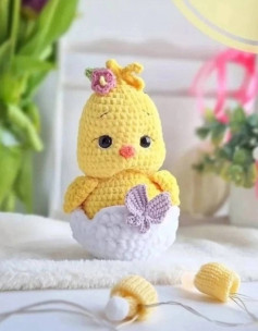 Бесплатная схема вязания крючком милого желтого цыпленка в скорлупе с цветком на голове