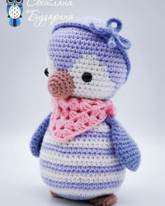 Бесплатный МК по вязанию амигуруми пингвина в фиолетовом цвете с розовым платком