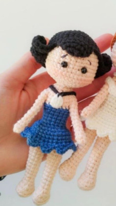 แผนผังถักโครเชต์ตุ๊กตา Betty ใส่ชุดสีน้ำเงิน