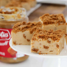Biscoff Fudge: Creamy White Chocolate with Cookie Butter & Crunchy Biscuit Bits