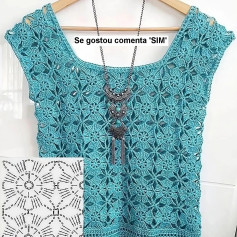 Blusa de crochê delicada com motivos florais e chart