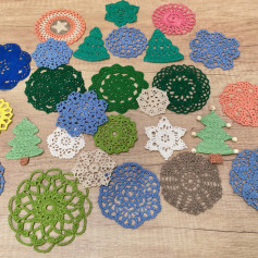 Bộ sưu tập mẫu móc len hoa văn tinh xảo và cây thông Noel đa dạng màu sắc