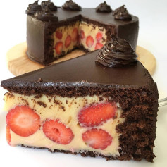 Bolo Bombom de Morango com Recheio Ninho e Ganache