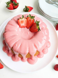 Bolo com Cobertura Cremosa de Morango - Receita Completa