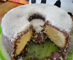 Bolo com cobertura de coco e chocolate: Receita completa da massa fofinha e calda cremosa