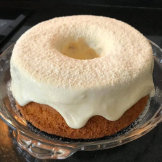 Bolo com cobertura de ninho: Receita completa de bolo esponjoso com recheio leite condensado, creme de leite e chantilly