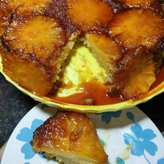 Bolo de abacaxi caramelizado com calda dourada e massa fofinha