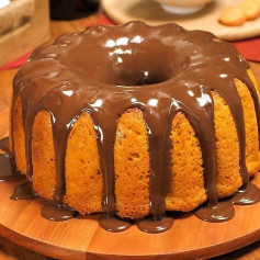 Bolo de cenoura com calda de chocolate