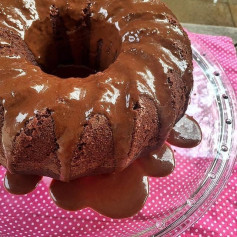 Bolo de chocolate com amêndoas e cobertura cremosa