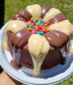 Bolo de Chocolate com Cobertura Duo e Confetes