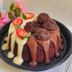Bolo de Chocolate com Cobertura Dupla e Morangos