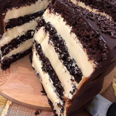 Bolo de Chocolate com Mousse de Maracujá: Receita de bolo de chocolate recheado com mousse de maracujá e cobertura ganache