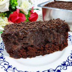 Bolo de Chocolate Molhadinho com Cobertura Cremosa