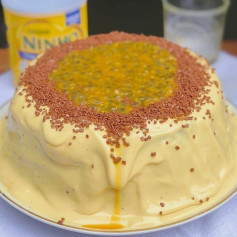 Bolo de Chocolate Molhadinho com Mousse de Maracujá e Granulado