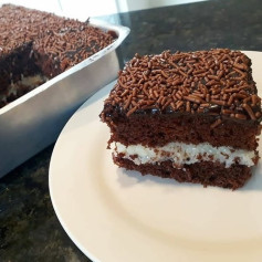 Bolo de chocolate recheado de prestígio com cobertura e granulado