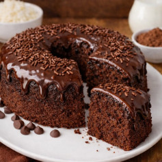 Bolo de Chocolate Super Fofinho com Cobertura Brilhante e Granulado