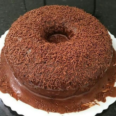 Bolo de Chocolate Surreal com Cobertura Cremosa e Granulado
