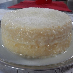 Bolo de Coco de microondas em 10 minutos com cobertura cremosa e coco ralado