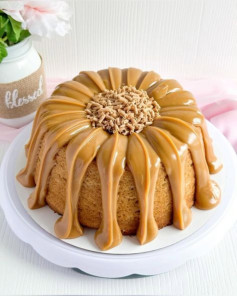 Bolo de Doce de Leite Cremoso com Cobertura Brilhante e Raspas de Chocolate