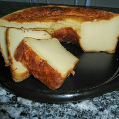 Bolo de Leite muito fácil: Receita simples com leite, farinha e manteiga assado a 220ºC