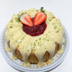 Bolo de Limão com Recheio de Morango