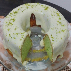 Bolo de limão verde com cobertura de leite condensado e raspas