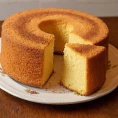 Bolo de Maisena: Receita de bolo fofinho com amido de milho, manteiga e claras em neve
