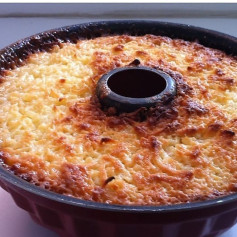 Bolo de Mandioca com Leite de Coco: Receita tradicional brasileira com massa de mandioca ralada e molho doce
