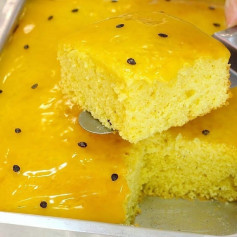 Bolo de maracujá suculento com calda de polpa e sementes