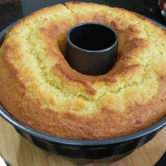 Bolo de milho com coco: Receita de bolo anel fofinho feito com milho, leite de coco e coco ralado