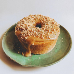 Bolo de Paçoca Vegano: Receita de bolo caseiro com massa fofinha e cobertura cremosa