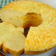 Bolo de Pão de Queijo: Receita fácil e fofinha com queijo parmesão
