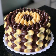 Bolo decorado com recheio de chocolate e doce de leite, técnica ondulada