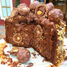 Bolo Ferrero Rocher com Brigadeiro Cremoso