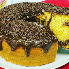 Bolo Mesclado Fofinho com Cobertura de Brigadeiro e Granulado