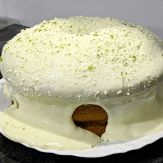 Bolo mousse de limão com cobertura branca e raspas verdes