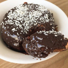 Bolo Saudável de Chocolate em Caneca com Cobertura Cremosa e Coco Ralado