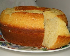 Bolo simples e econômico: receita de bolo fofinho com farinha, amido de milho e manteiga