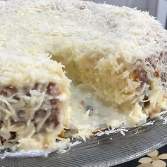 Bolo toalha felpuda com recheio de leite condensado e coco ralado