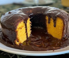 Bolo vulcão de chocolate com cobertura: receita deliciosa e fácil de fazer