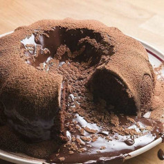 Bolo Vulcão de Chocolate com Ganache derretendo e Cacau em pó