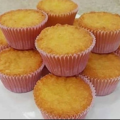 Bombocado: Muffin dừa nướng giòn tan với phô mai Parmesan và vỏ giấy hồng