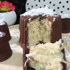 Bombom de Prestígio super cremoso com casquinha de chocolate e recheio coco