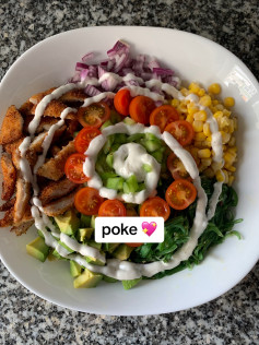 Bowl Poke tự làm với cơm gạo dài, gà tẩm bột chiên giòn, bơ, ngô, hành tím, rau diếp biển, dưa chuột và cà chua bi sốt sữa chua