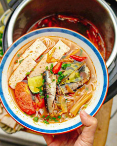 Bún cá mòi hộp cay thơm nấu nhanh với sa tế, cà chua và chả cá
